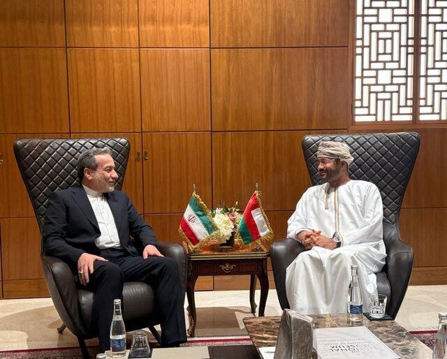 رایزنی عراقچی با همتای عمانی / برنامه هسته‌ای ایران مورد بحث قرار گرفت