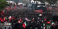 حرکت خودرو حامل پیکر رهبر شهید انقلاب و خانواده ایشان در بین جمعیت تشییع کننده+ فیلم
