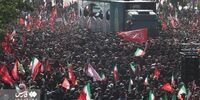 حرکت خودرو حامل پیکر رهبر شهید انقلاب و خانواده ایشان در بین جمعیت تشییع کننده+ فیلم