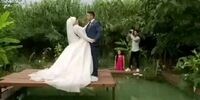 شوخی شوکه کننده عروس با داماد موقع عکاسی+ فیلم