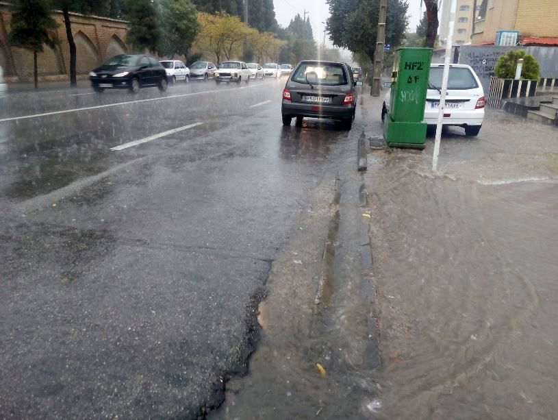 سیلاب هولناک در خیابان‌های شیراز + فیلم