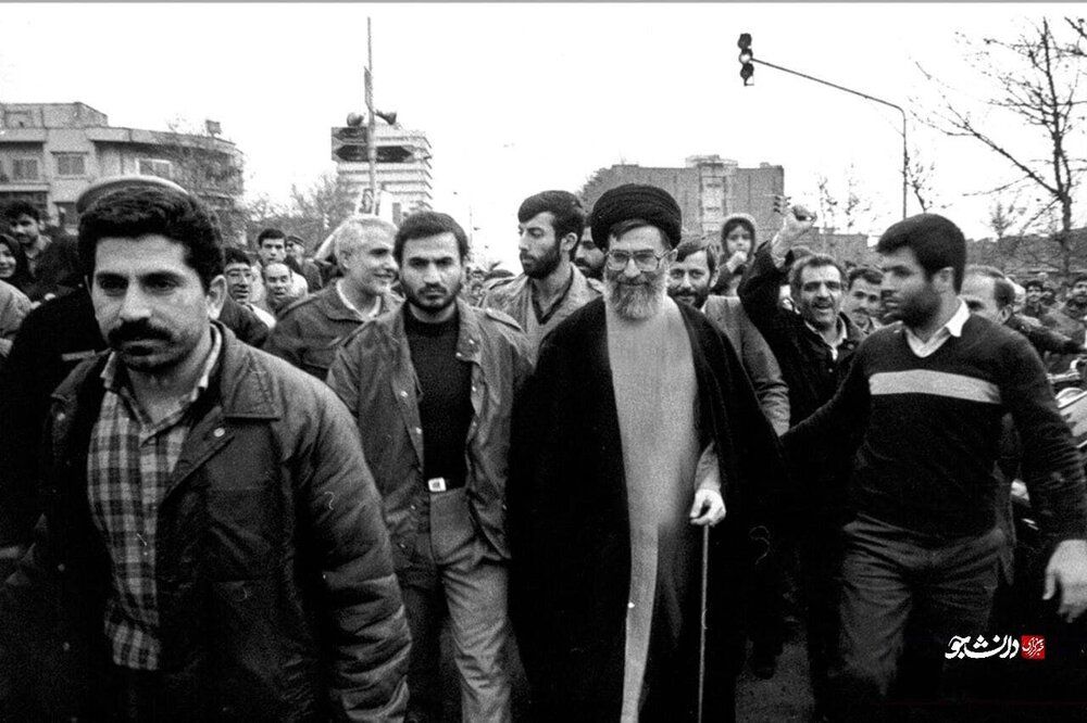 تصویری جالب از آیت‌الله خامنه‌ای در راهپیمایی ۲۲ بهمن در زمان ریاست جمهوری