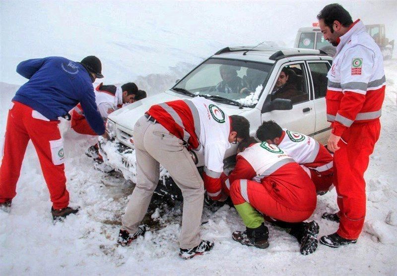برف و کولاک در 25 استان ایران/ رهاسازی 103 خودرو از برف توسط هلال احمر