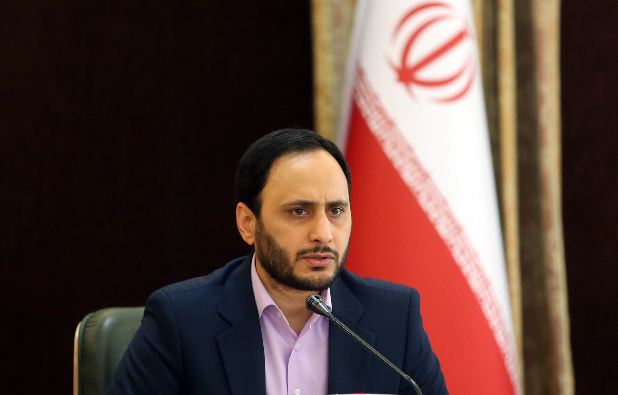 سخنگوی دولت با دانشجویان به تماشای بازی ایران و انگلیس نشست!+ عکس