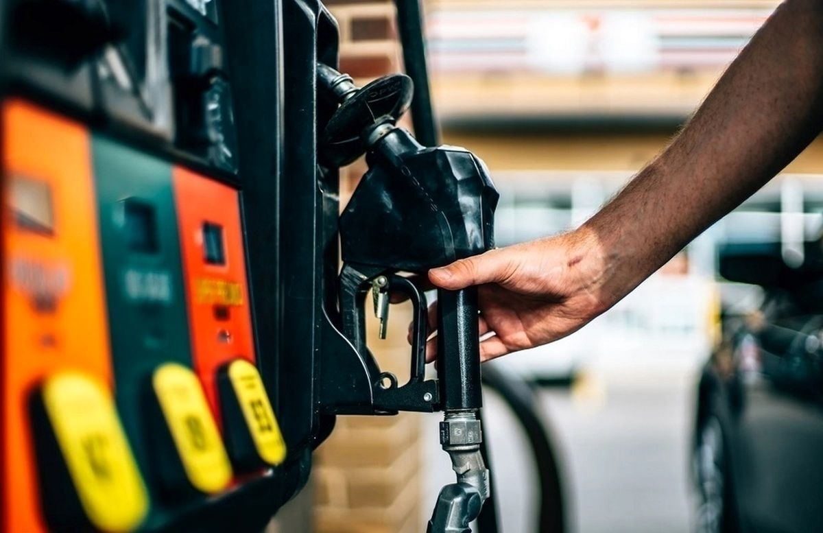 چرا دولت به این شیوه نرخ بنزین را تغییر داد؟ / پاسخ مهاجرانی درباره یک تصمیم مهم + فیلم 