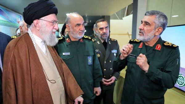 دستخط رهبر انقلاب برای نوه شهید حاجی‌زاده+ عکس