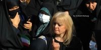 زن موبلوند بی‌حجاب در راهپیمایی ۱۳ آبان چه کسی بود و چکار می‌کرد؟/روایت «شاهد عینی»