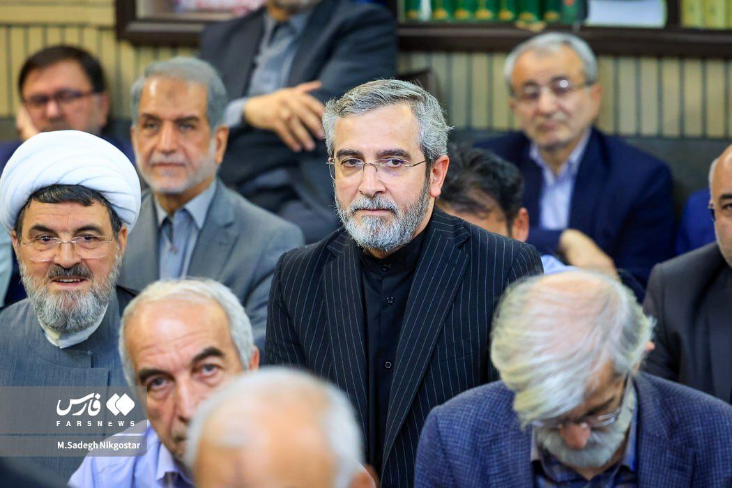چهره معاون لاریجانی در مراسم یادبود او + عکس