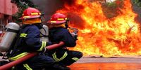 یک ساختمان متروکه در خیابان انقلاب آتش گرفت