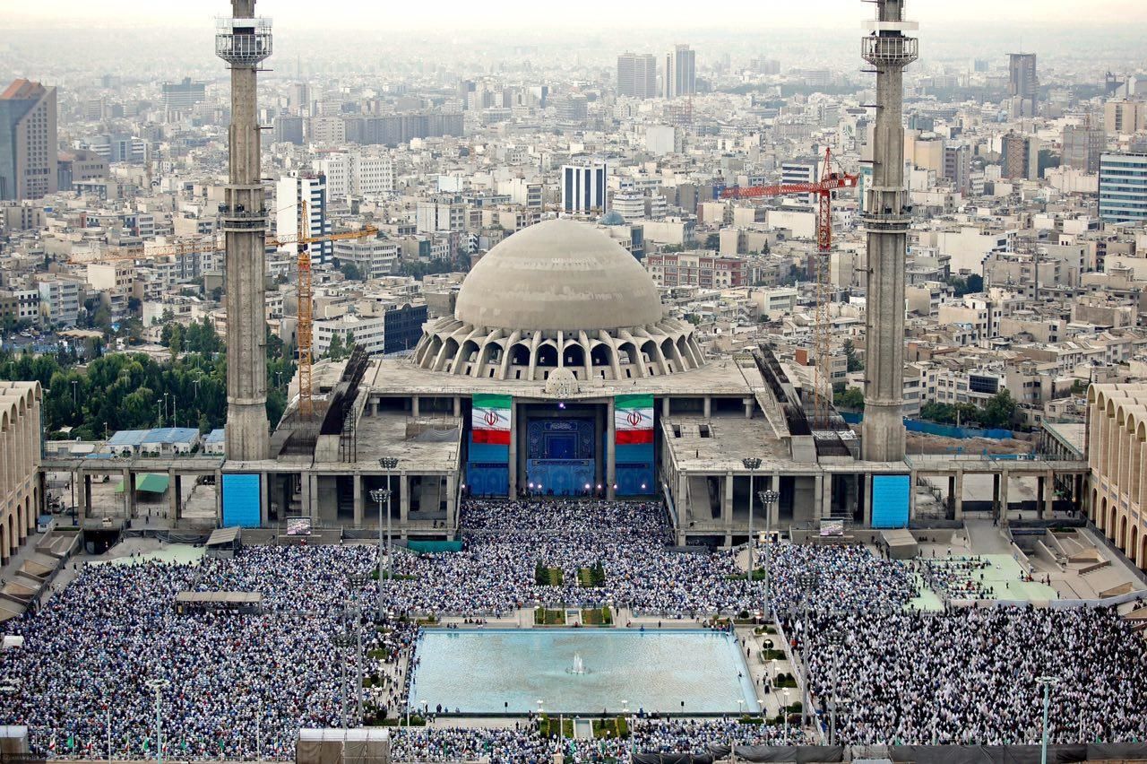 چه کسانی در صف اول نماز عید فطر در مصلی تهران نشستند؟+ فیلم