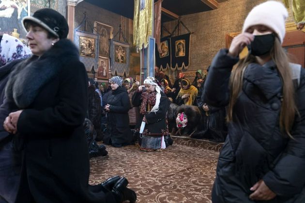 برداشتن اجباری ماسک توسط دکتر ویکتوریا مهنیچ در کلیسای مقدس تثلیث در غرب اوکراین در هنگام نیایش