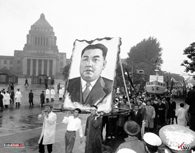 2 می 1959 : تظاهرات در توکیوی ژاپن با تصویری از کیم ایل سونگ نخستین رهبر کره شمالی