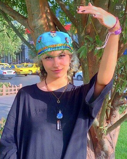 تعجب روزنامه اصولگرا از موهای رنگ شده و ناخن های سوهان کشیده آرمیتا عباسی بعد از آزادی از زندان