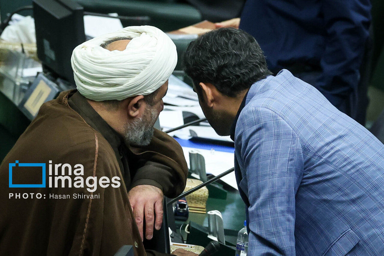 حرف‌های درگوشی نمایندگان مجلس/ تصاویر عجیب از فضای جلسه علنی بهارستان + عکس