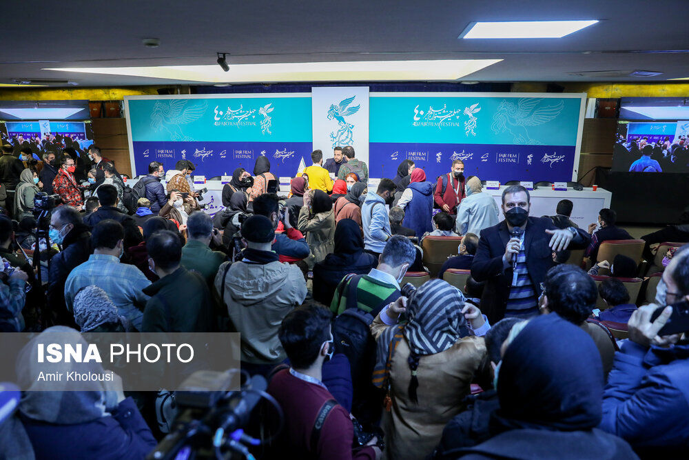 حضور مبتلایان به کرونا در جشنواره فجر؟/ عکاسان نشست خبری «مرد بازنده» را ترک کردند/ حواشی روز نخست جشنواره فیلم فجر+ فیلم