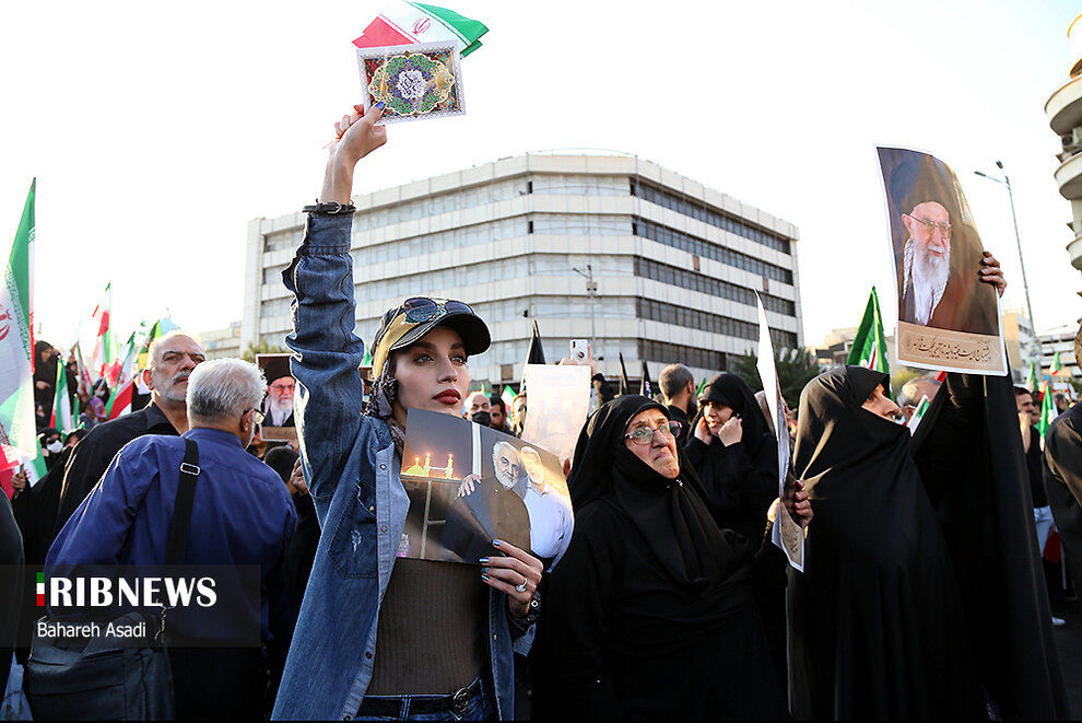 توجیهات عجیب برای حضور زنان بدحجاب در راهپیمایی ها و تجمعات حمایت از نظام