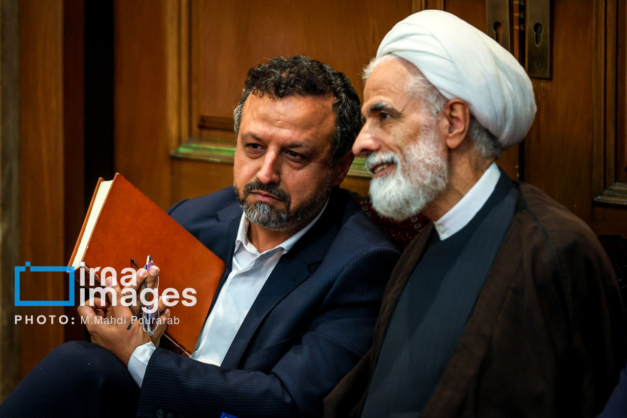 تصاویر | همنشینی اصلاح طلبان و اصولگرایان در مراسم چهلم مرحوم احمد توکلی؛ از حدادعادل و زاکانی تا معاونان پزشکیان و خاتمی