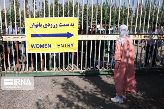 منتخب تصاویر نخستین حضور قانونی زنان ایرانی در ورزشگاه آزادی
