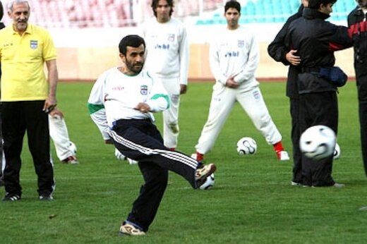 ماجرای عکس معروف احمدی‌نژاد با لباس تیم ملی+ فیلم