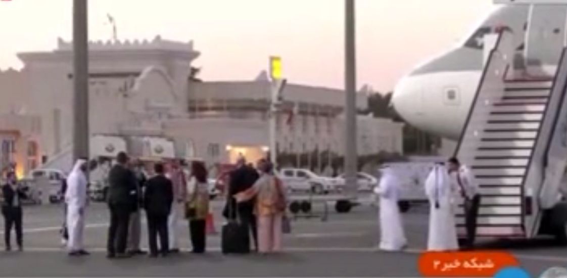 لحظه خروج زندانیان آمریکایی از هواپیما در دوحه + فیلم