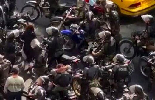 روایت روزنامه دولت از یک کلیپ جنجالی از اعتراضات /چرا زن به پلیس گفت« بزن! ترسوی بزدل بزن!»
