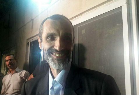 استقبال احمدی نژاد از معاونش با حلقه گل! + عکس