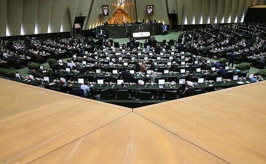 انتقاد روزنامه دولت رئیسی از مجلس: پیشنهادهای دولت در مجلس خاک می خورد، نمایندگان دنبال استیضاحند!