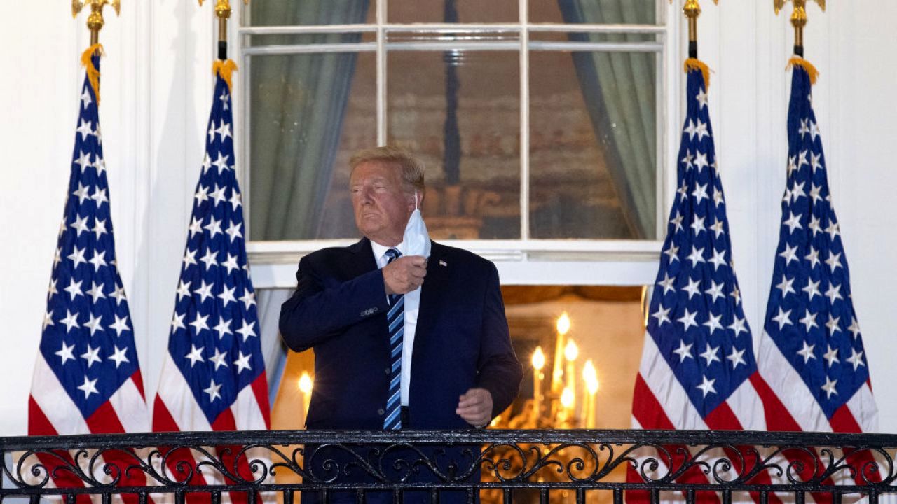 ترامپ به محض ورود به کاخ سفید ماسکش را برداشت+ عکس
