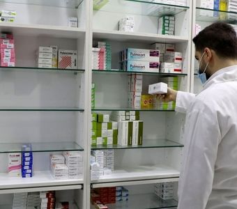 تصویر نگران‌کننده از قفسه خالی داروخانه‌ها؛ چرا نسخه‌های ساده کامل پیچیده نمی‌شوند؟ | گاهی دارو هست اما سهم همه نیست!