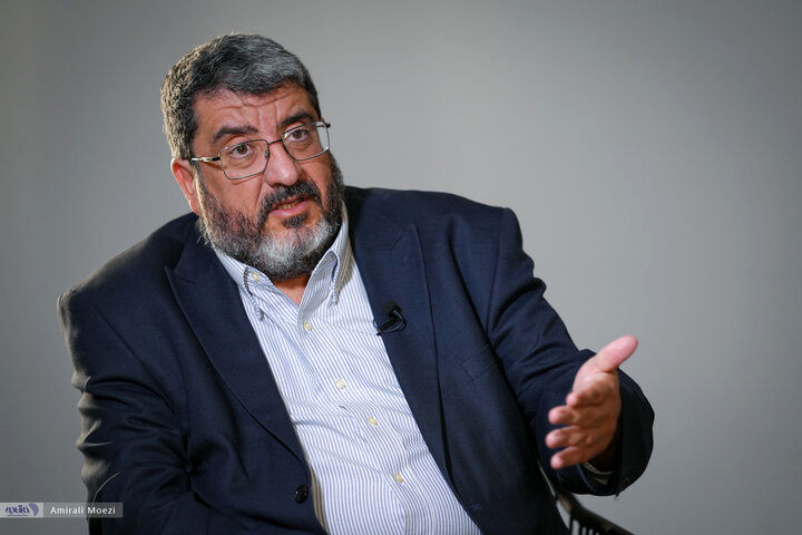 خشم روزنامه اصولگرا از فواد ایزدی؛ مأموریت نانوشته‌اش ایجاد جنجال است / تضعیف فرماندهان شهید، جز هم‌صدایی با خط رسانه‌ای اسرائیل چه معنایی دارد؟