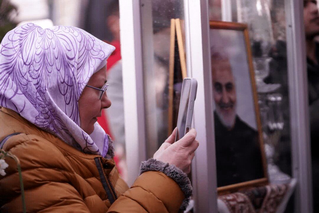 زائران روسی بر سر مزار حاج‌ قاسم سلیمانی + عکس