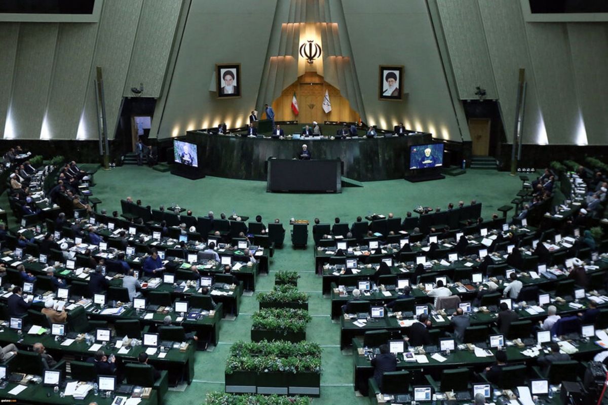تصاویری از خوش و بش نمایندگان در صحن مجلس/ آقای نماینده سلام نظامی داد+ عکس
