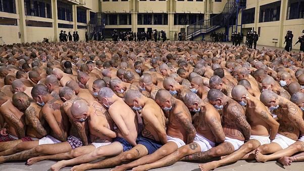 تنبیه عجیب زندانیان در دوران کرونا+عکس