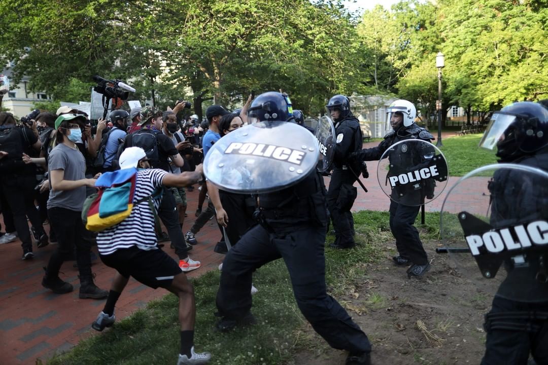 ورود پلیس به روش‌های خشن برای سرکوب اعتراضات +تصاویر