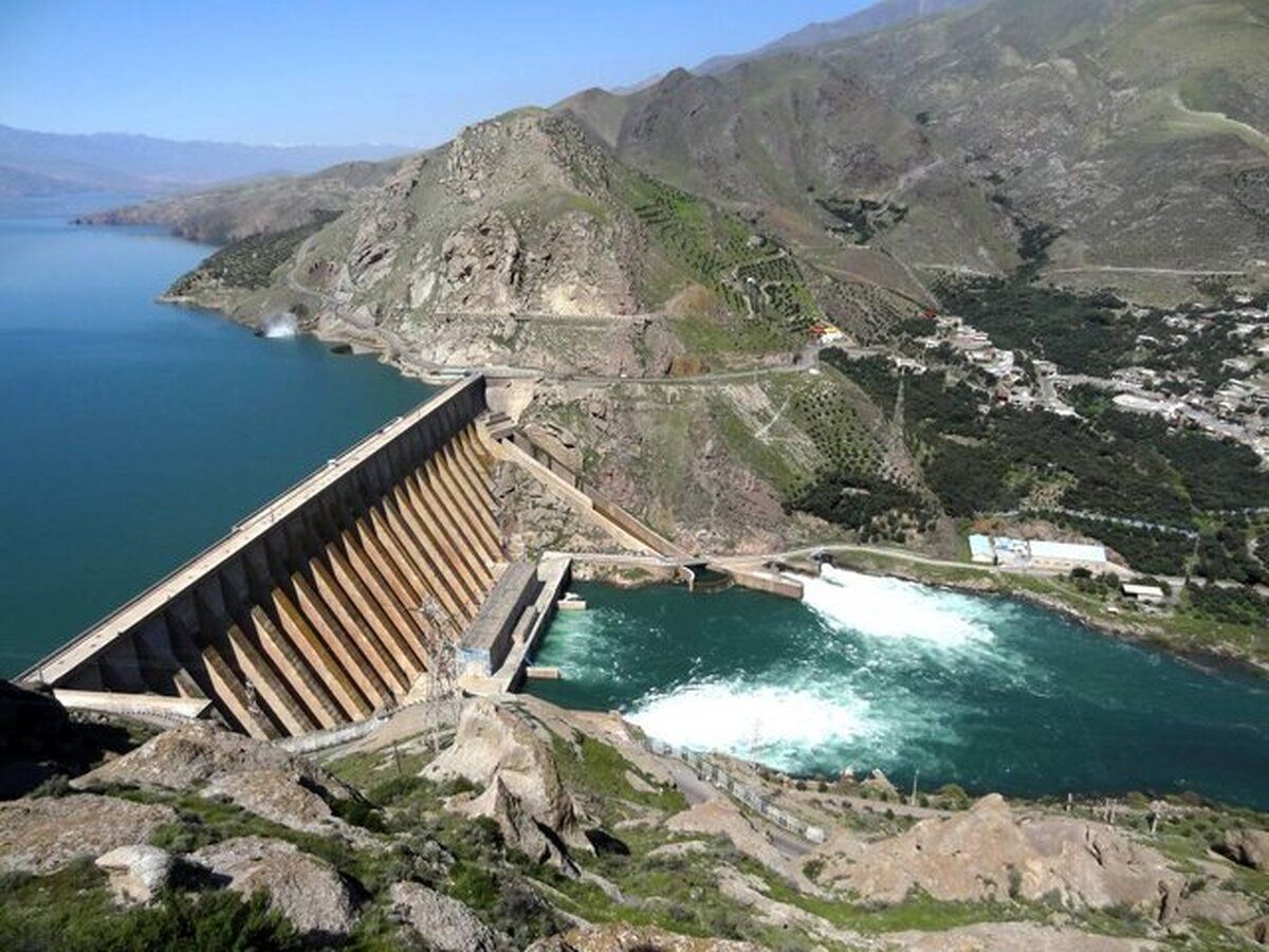 تصاویری از سرریز شدن یک سد بزرگ کشور+ فیلم