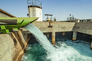 تبعات اقتصادی و محیط زیستی انتقال آب از دریای عمان به شهرهای مرکزی ایران | چرا برخی صنایع از آب انتقالی استفاده نمی‌کنند؟