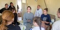 آنجلینا جولی؛ ساده و بی آلایش در کنار مردم اوکراین!+تصاویر