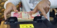 شوک نفتی به دینار عراق؛ بغداد برای جبران افت درآمدهای ارزی دست به کار شد | 
کاهش ارزش دینار به ۱۵۲۰ در برابر دلار 
