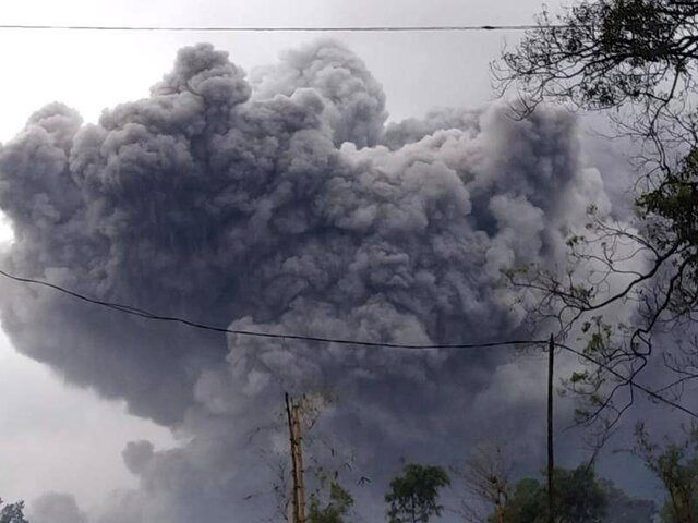 لحظه هولناک فوران آتشفشان اندونزی + فیلم 