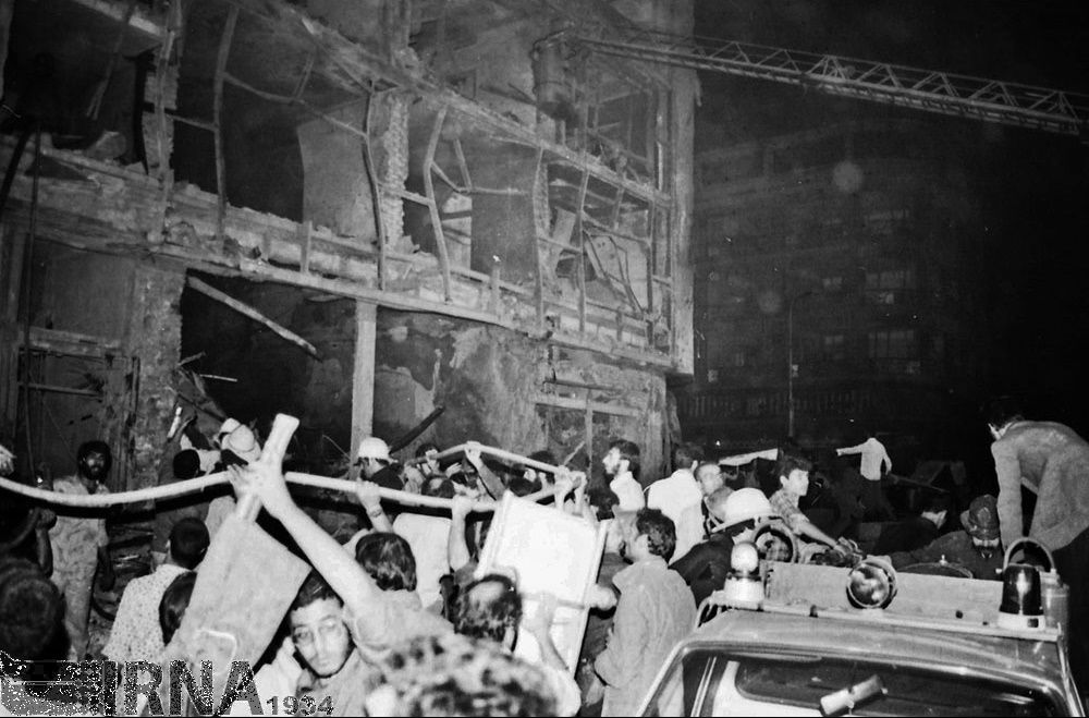 تصاویر انفجار بمب در میدان امام خمینی تهران که 36 سال پیش رخ داد