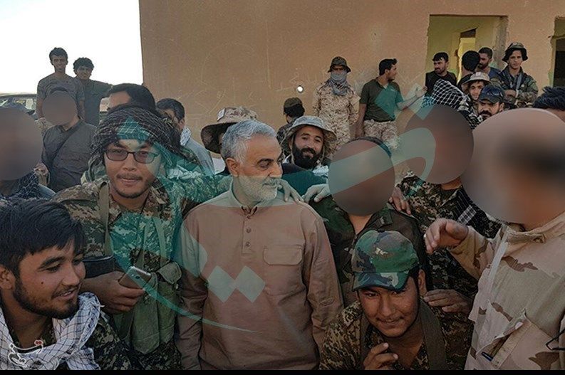 مدافعان حرم به مرز عراق و سوریه رسیدند / نماز شکر در کنار سردار سلیمانی + عکس