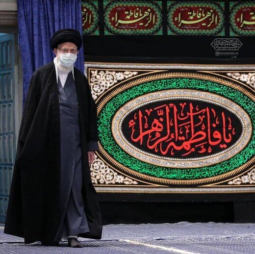 قاب عکس سردار سلیمانی در کنار رهبر انقلاب در مراسم عزاداری فاطمیه