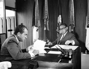 چرا ترامپ هنوز ایران را بمباران می‌کند؟ | او مشابه ریچارد نیکسون عمل می کند زیرا... | مذاکراتی که شاید دیگر تکرار نشود