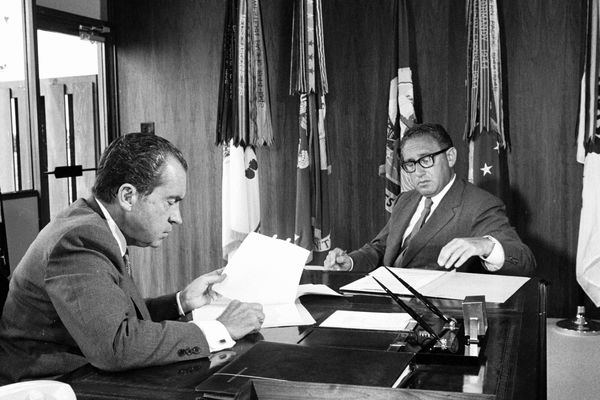 چرا ترامپ هنوز ایران را بمباران می‌کند؟ | او مشابه ریچارد نیکسون عمل می کند زیرا... | مذاکراتی که شاید دیگر تکرار نشود