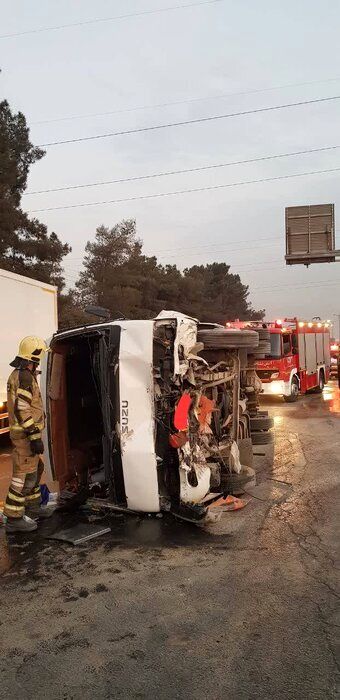 واژگونی مینی بوس در تهران حادثه ساز شد/ آمار مصدومان