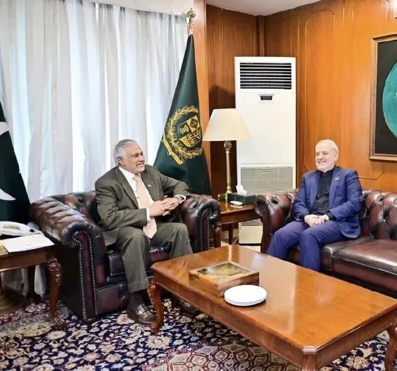 دیدار وزیر خارجه پاکستان با سفیر ایران / اسحاق‌دار: دیپلماسی تنها راه دستیابی به صلح است