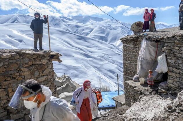حضور_یک_پزشک_و_یک_پرستار_در_یکی_از_روستاهای_ترکیه_برای_انجام_واکسیناسیون