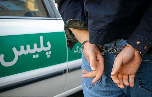 دستبند پلیس بر دستان مالک باغ وحش غیرمجاز در اصفهان