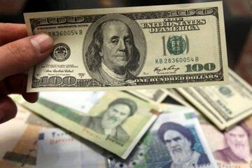 معضل معادله دلار- ریال در اقتصاد ایران/ چرا وقتی نوبت به رشد قیمت‌ها می‌رسد محاسبات دلاری است اما برای پرداخت حقوق‌ همه چیز به ریال تغییر می‌کند؟