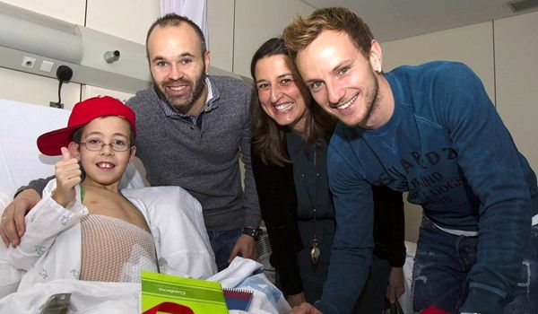 هدیه کریسمس بازیکنان بارسلونا به کودکان بیمار +عکس